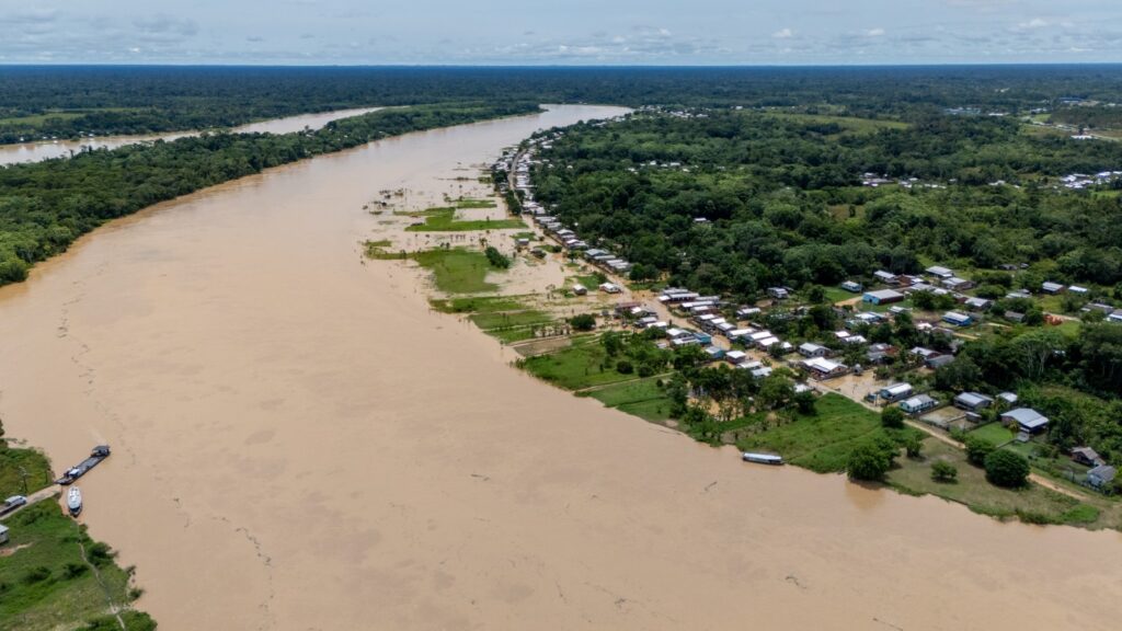 Bombeiros do Juruá passam por treinamento de pilotagem de embarcações para reforçar ações durante as cheias
