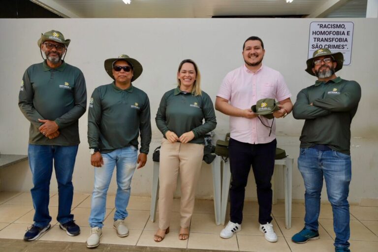 Detran entrega novos uniformes para examinadores de trânsito