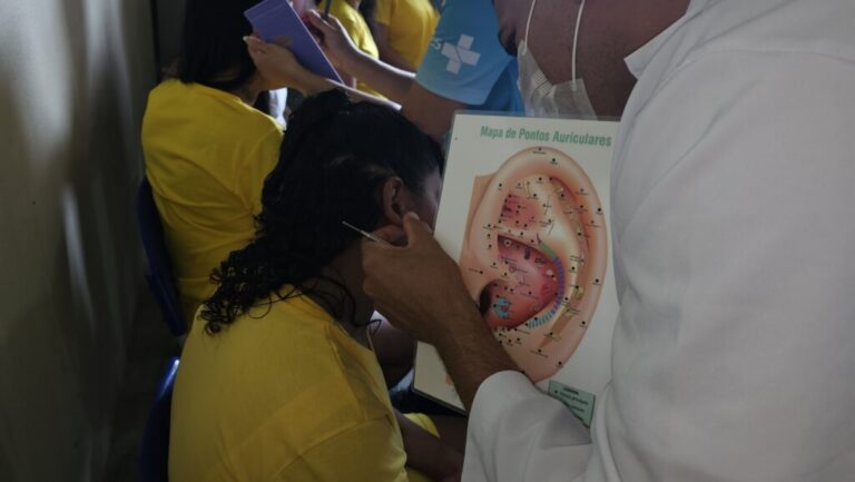 Técnica da medicina chinesa é aplicada em detentas de Tarauacá durante atividade em comemoração ao Dia da Mulher