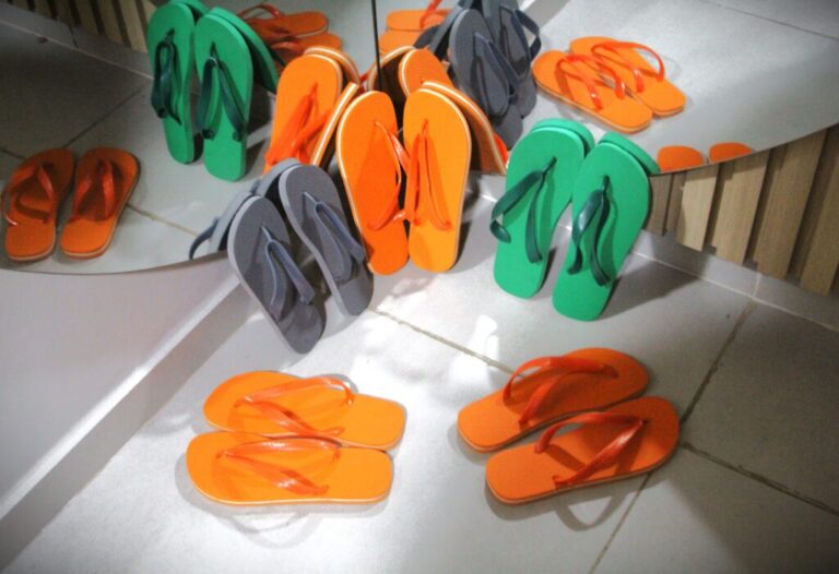 Iapen realiza doação de 100 pares de chinelos para projetos Closet Solidário e Bem-Me-Quer da Polícia Civil