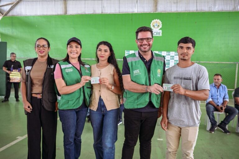 Em Porto Walter, governador Gladson e vice-governadora Mailza entregam habilitações do Programa CNH Social e coletes para mototaxistas